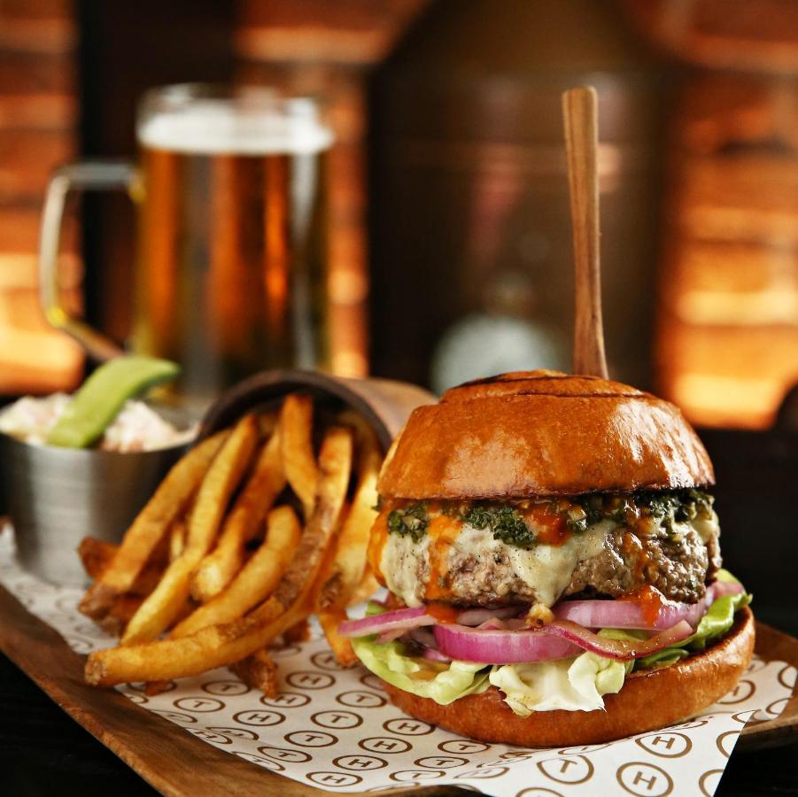 Hotel Mondrian Ad Dawhah Esterno foto A burger with chips