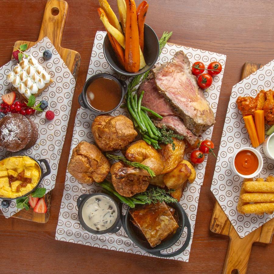 Hotel Mondrian Ad Dawhah Esterno foto Sunday lunch